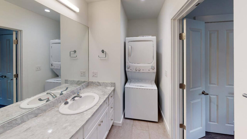 bathroom New Orleans Luxury apartment rental